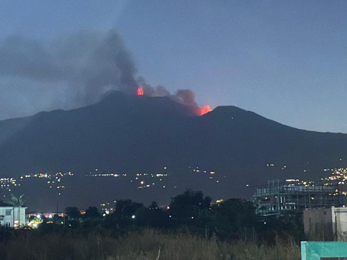 Nuovo parossismo sull'Etna: fontane di fuoco e colata a 2.700 m nella Valle del Leone