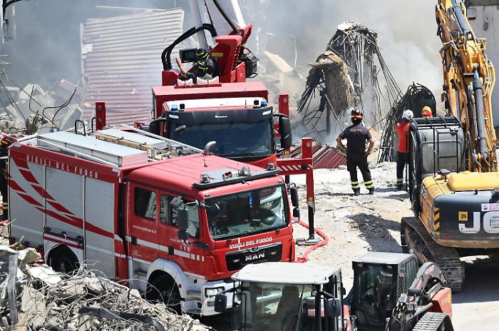 Crollo di Messina: avanza l'ipotesi cedimento, la procura indaga per disastro colposo. Un ferito: &laquo;Ho creduto di morire&raquo;
