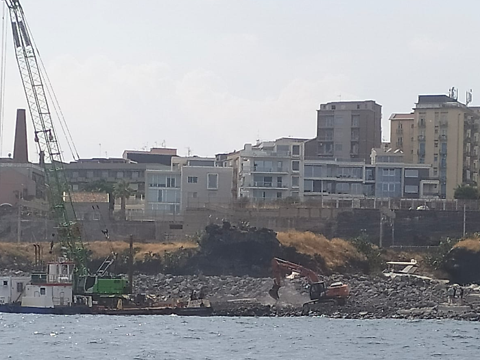 Spiaggia del Caito, una gru per rimuovere le barche affondate. Salmastra: &laquo;Il 4 nostra iniziativa sulla costa off limits&raquo;