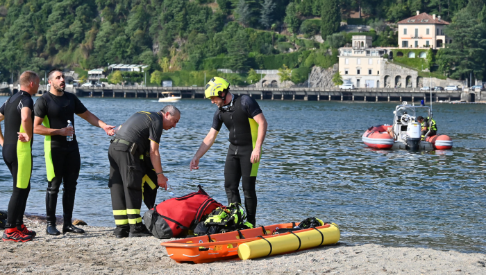 Il tuffo nel buio e poi il silenzio: disperso nel Lago di Como un ragazzo di 18 anni, notte di ricerche senza sosta