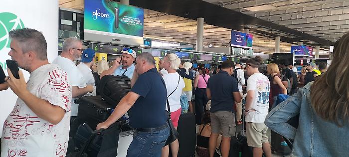 Bolgia in aeroporto a Catania tra voli bloccati, bivacchi, file e imprecazioni: "Etna dovrebbe essere normalit&agrave; non pi&ugrave; emergenza"