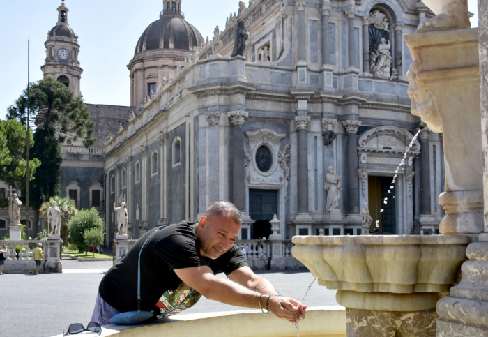 Sicilia, scatta l&rsquo;allerta per incendi e ondate di calore: Catania al livello 3 con 39 gradi percepiti