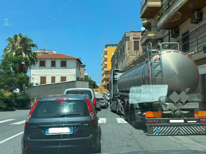 Ferragosto da incubo: lo Stretto si blocca, i Tir restano intrappolati e la Sicilia finisce ostaggio delle inefficienze