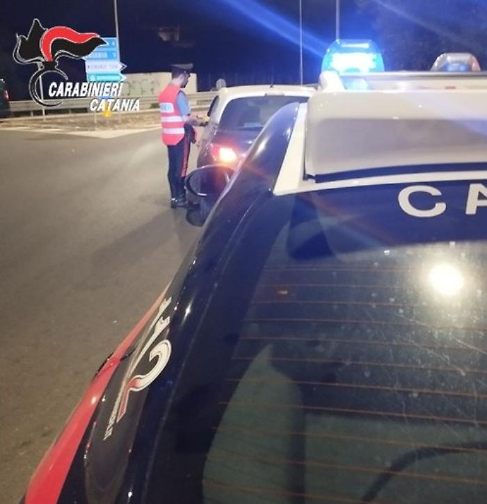 Ubriaca fradicia travolge le auto in sosta: donna di Gravina denunciata