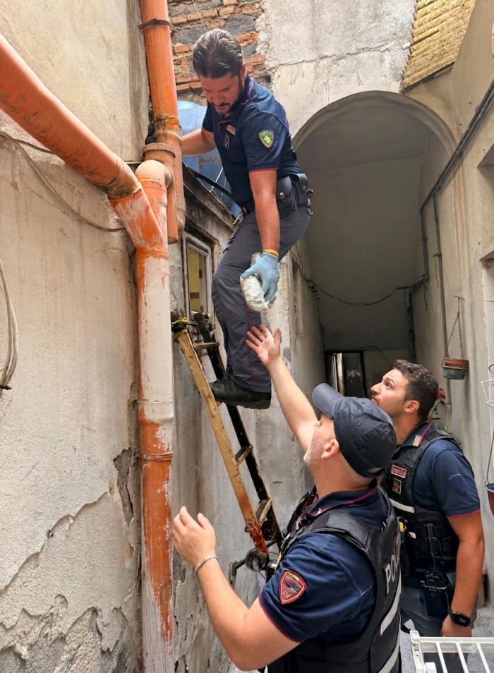 Droga sul tetto a San Cristoforo, la scusa &egrave; grottesca: &laquo;L'ha lanciata qualcuno dalla strada&raquo;