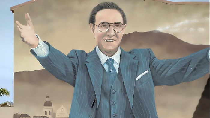 Sanremo, l&rsquo;idea che divide: una statua per Pippo Baudo. Ma prima serve il s&igrave; della famiglia