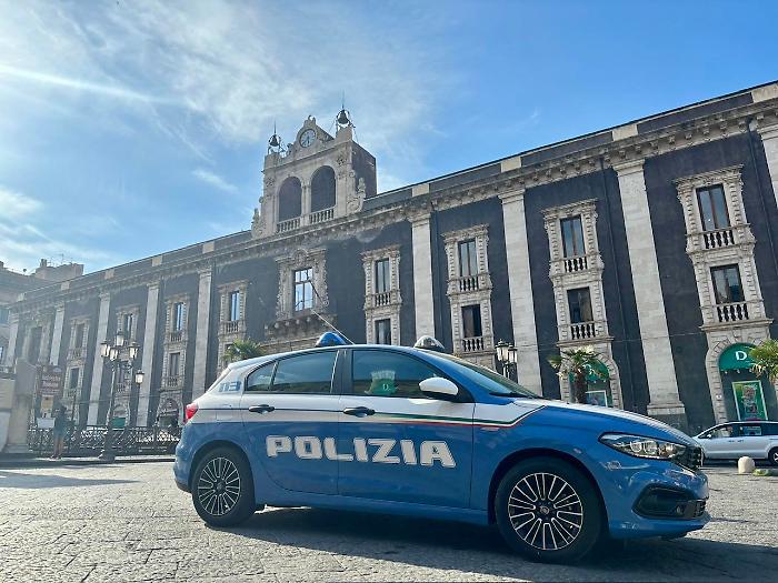 La lite con un connazionale e l'ira: dopo aver rotto una bottiglia di vetro brandiva i cocci tra i passanti