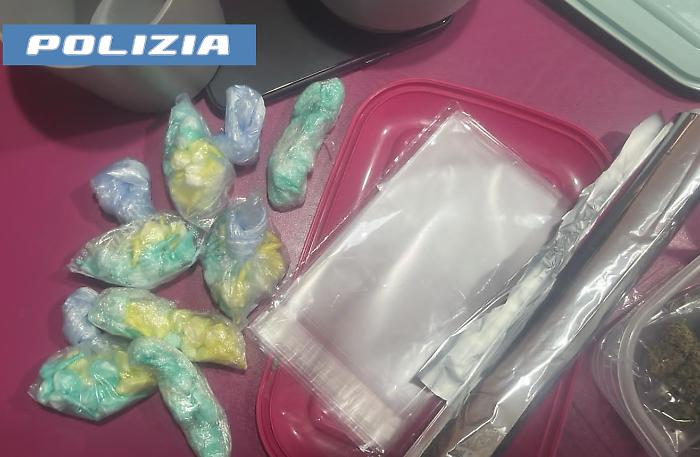 Arrestato 28enne a Catania: droga nascosta in plafoniera, sequestrati 75 grammi di cocaina e quasi 250 grammi di marijuana