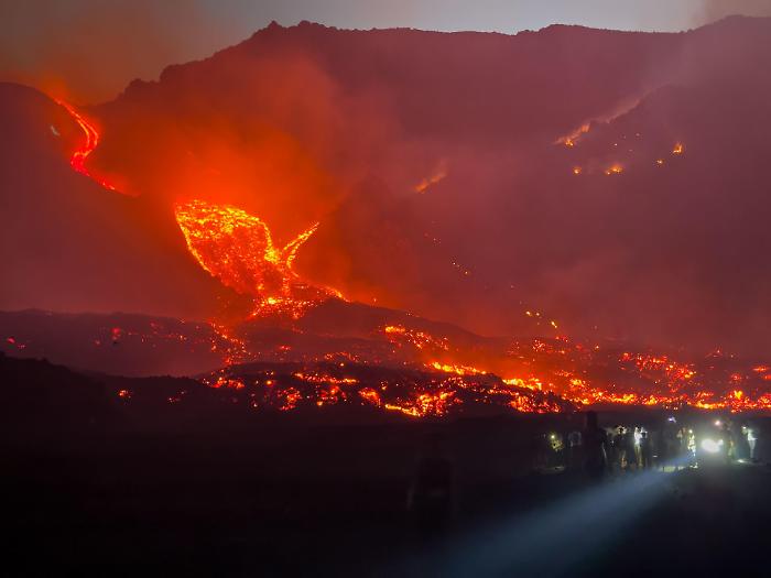 Etna: basta cenere, rimane solo "la parte buona": nuova bocca a quota 3.100, due colate alimentate