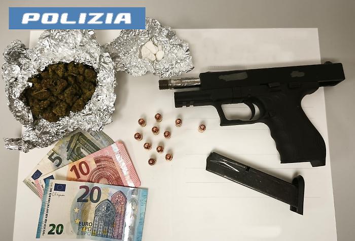 Catania, fermato dalla polizia per un controllo tira fuori un'arma col colpo in canna