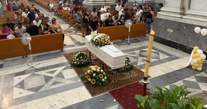 Riposto in lutto per l'ultimo saluto a Noemi Impellizzeri la cui morte resta ancora un mistero