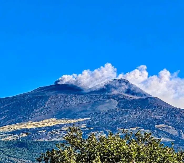 Etna: ci risiamo? Debole effusione di cenere e scatta il Vona arancione