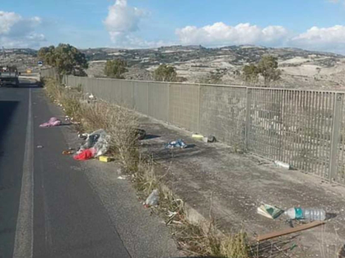 Erbacce e rifiuti sulla Sp 180: &laquo;Uno scenario indecoroso&raquo;