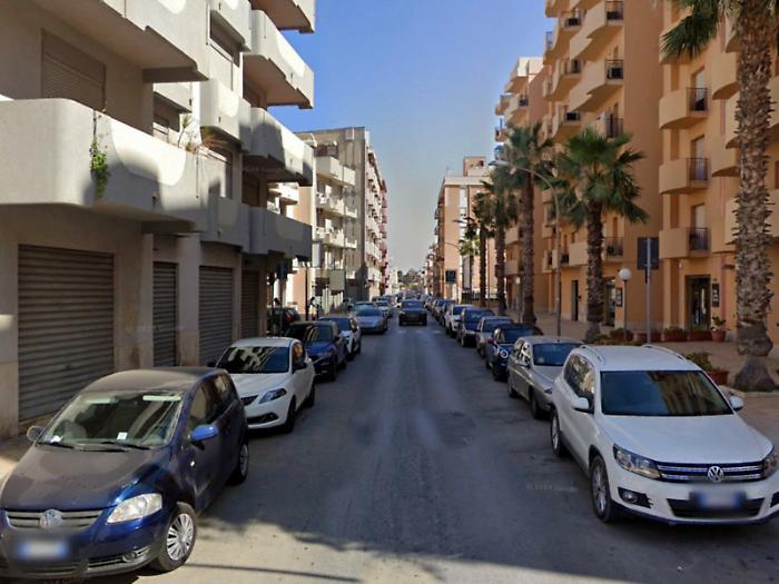 Bimbo di 10 anni cade dal balcone al 3° piano: è grave