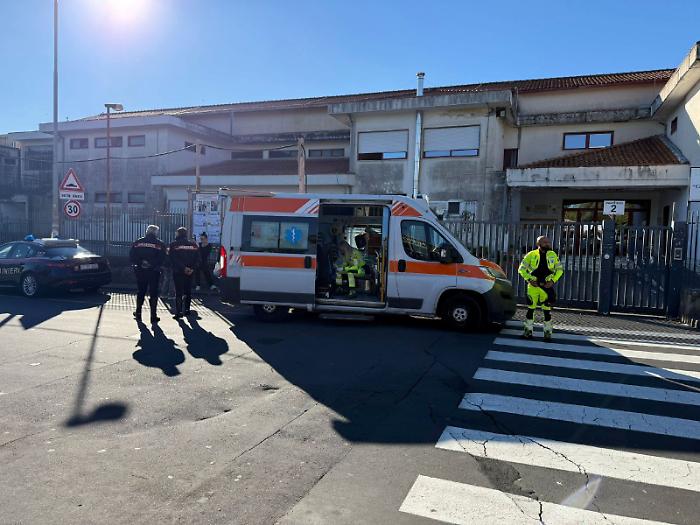 S. Giovanni La Punta, presa per i capelli davanti al nipote 
