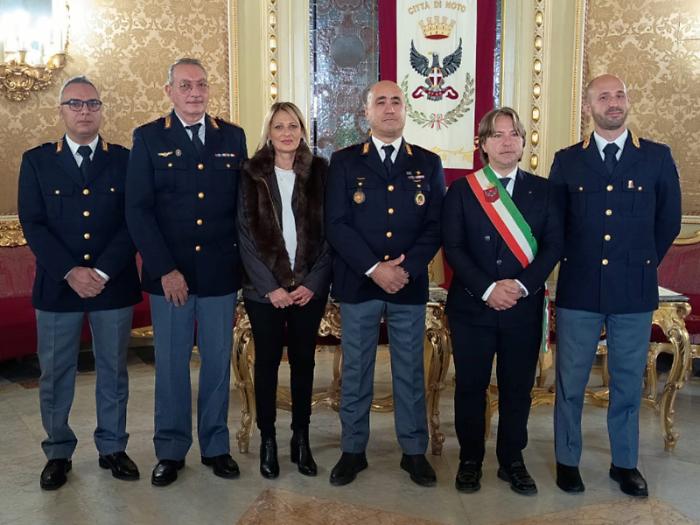 Coraggio fuori servizio: tre poliziotti premiati per l’arresto dei giovani armati