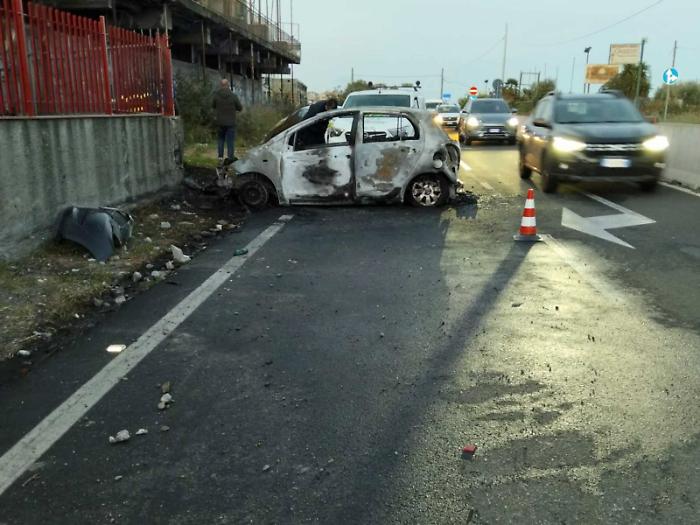 Acireale, auto contro un muro e va in fiamme: salve madre e figlia