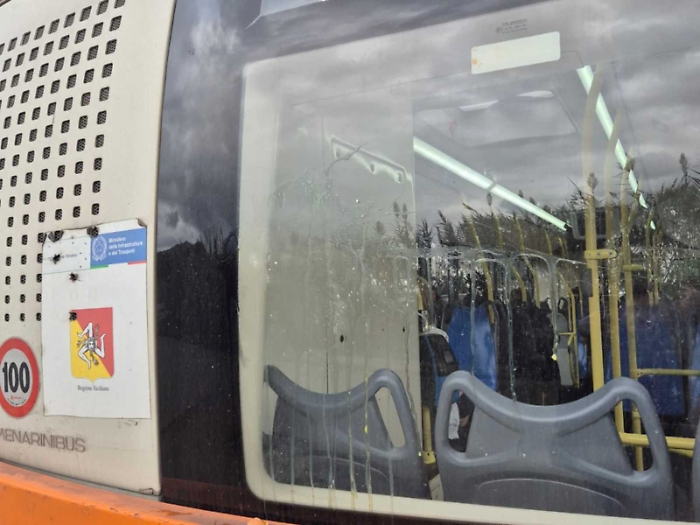 Nuovo attacco ai bus dello Zen autista “accolto” con le uova