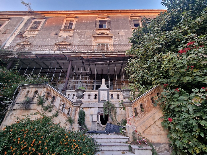 Dentro l&rsquo;ex ospedale Santa Marta, tra degrado e documenti abbandonati. Le immagini