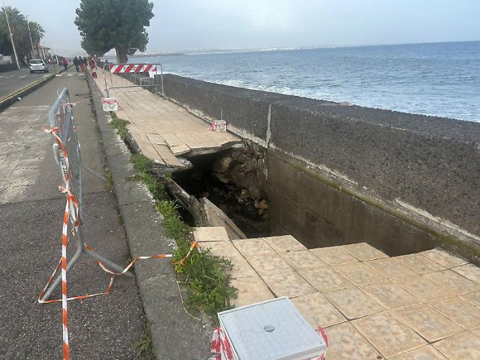 Crolla porzione di marciapiede del lungomare Edoardo Pantano a Torre Archirafi