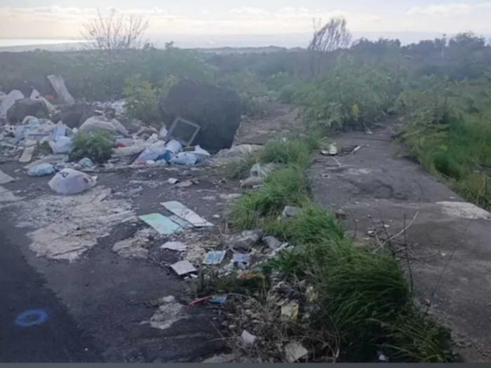 S. Pietro Clarenza, vergogna in via Siracusa: la strada chiusa per lavori trasformata in pattumiera a cielo aperto