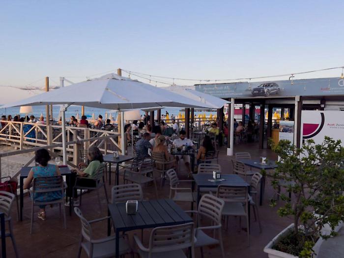 La Regione ospita la Nato al ristorante "abusivo" e poi revoca la concessione: il paradosso di Mondello