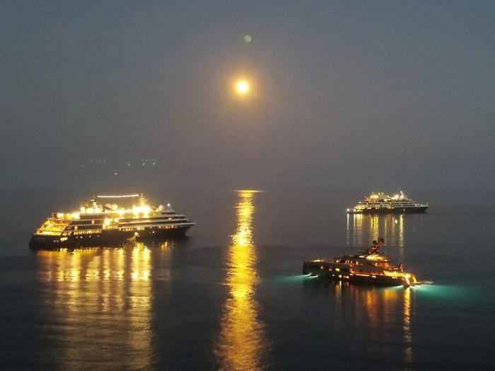 Navi da crociera e lussuosi yatch rendono magica la baia di Schis&ograve;