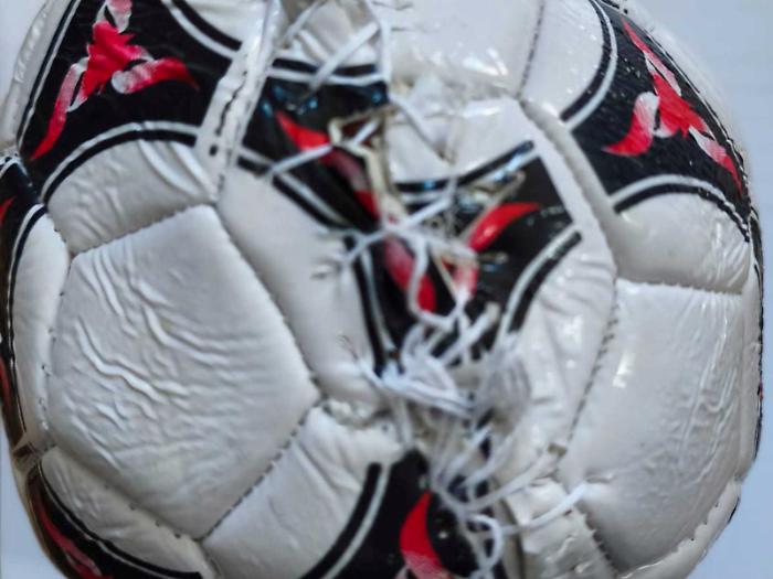 Droga e cellulari in carcere nascosti dentro un pallone