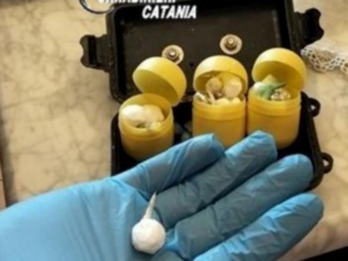 Lancia cocaina e crack dal balcone all'arrivo dei Cc: arrestato 21enne