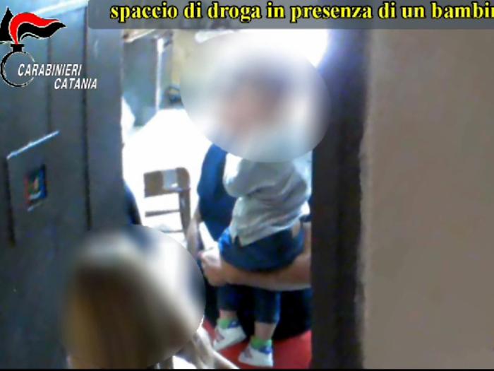 Spacciavano coi bimbi in braccio: 17 condanne