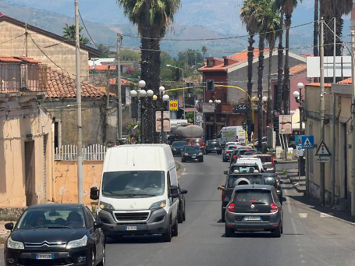 Il mercato ortofrutticolo manda in tilt la viabilit&agrave;: auto bloccate per ore