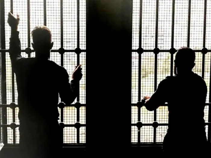 Rivolta a Cavadonna: trenta detenuti occupano il blocco con le chiavi sottratte, agente ferito