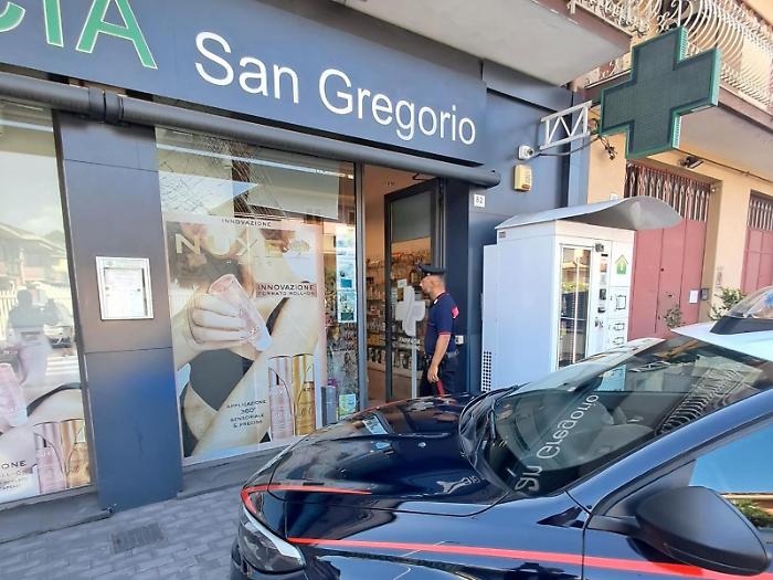 Una notte di &ldquo;spaccate&rdquo;: furti con l&rsquo;auto-ariete tra Viagrande e S. Gregorio