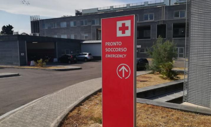 Materiale sanitario abbandonato in modo sospetto sulla barella: sventato furto al San Marco grazie all'intervento delle guardie giurate