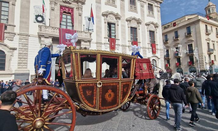 La Carrozza del Senato sfila da piazza Duomo e attraversa via Etnea. Il sindaco: &laquo;Sant'Agata non &egrave; un evento, &egrave; un'esperienza&raquo;