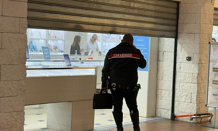 Riposto, rapina al centro commerciale Conforama: colpita una gioielleria in pieno giorno