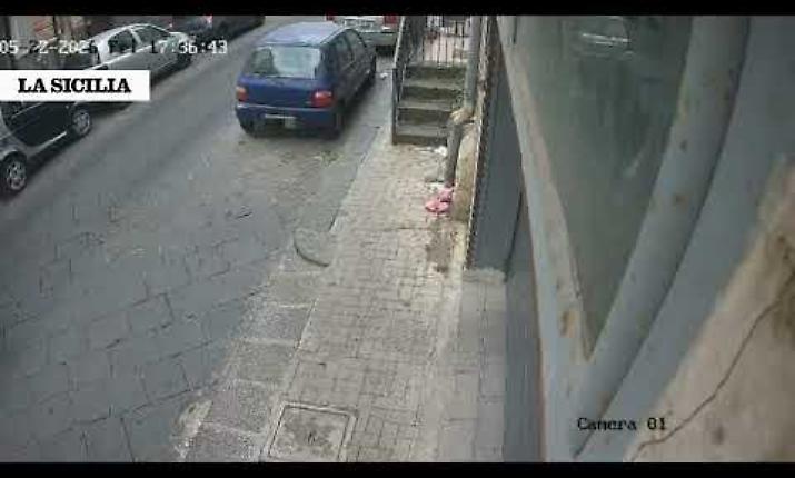 Catania, alla guida di una moto senza casco non ci pensa due volte ad investire agente della Polizia locale: videocamera riprende tutto