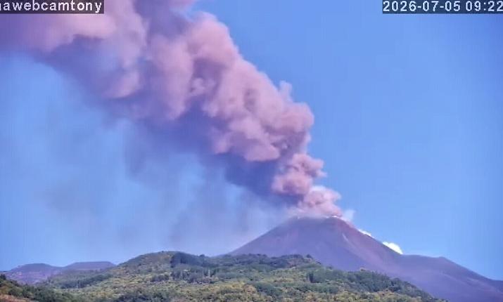L'Etna torna a farsi sentire: Ingv alza l'allerta aerea a rosso per intensa attivit&agrave; stromboliana