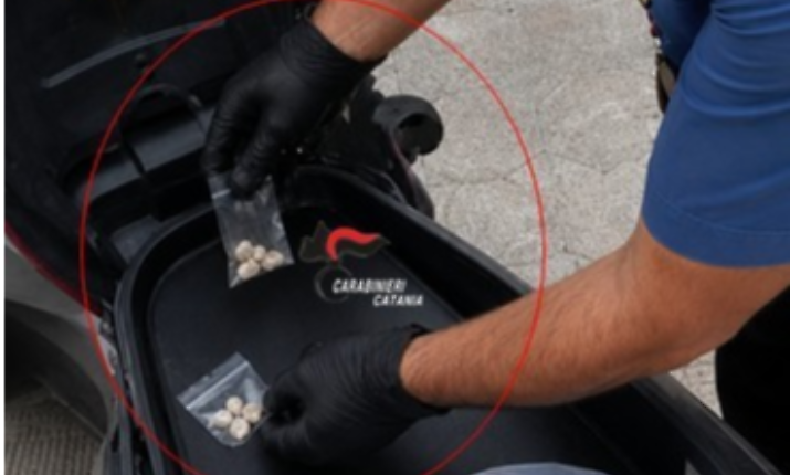 Inseguimento notturno ad Aci Catena: droghino in scooter semina il panico e finisce ai domiciliari