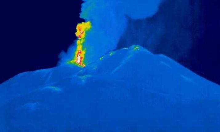 Etna, la tregua &egrave; gi&agrave; finita: nella notte riprese attivit&agrave; esplosiva e produzione di cenere dalla Voragine