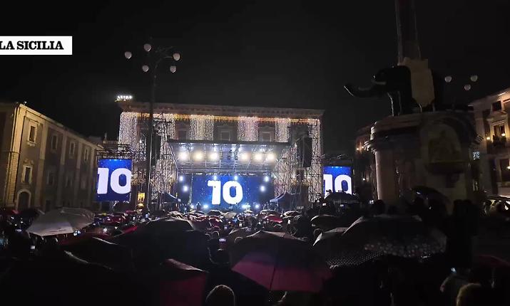 Capodanno in piazza Duomo a Catania: oltre ottomila sotto la pioggia tra musica. Il video