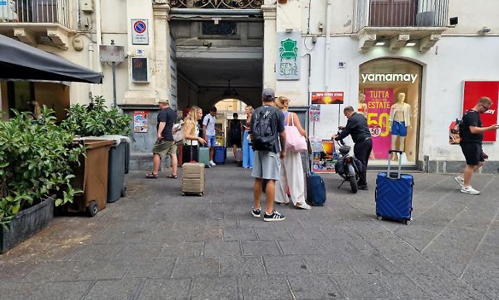 Catania, in centro tra i turisti &ldquo;bloccati&rdquo; dalla cenere. Le agenzie: &laquo;Poche info, da alberghi e compagnie estere pi&ugrave; seriet&agrave;&raquo;